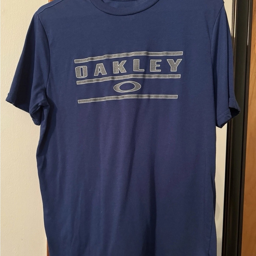 Oakley- Buckle Men’s Medium Blue T-shirt